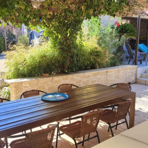 table à manger sur la terrasse du gite le mas de la corniche à joyeuse en ardèche