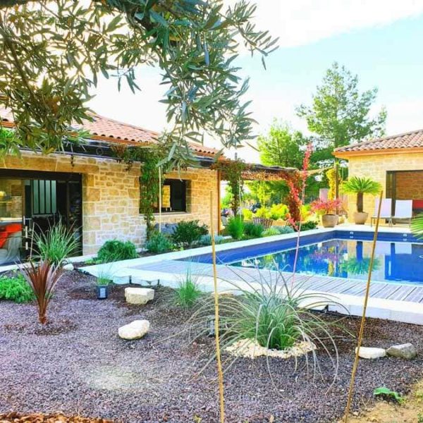 jardi provençal et piscine du gite le mas de la corniche à joyeuse en ardèche