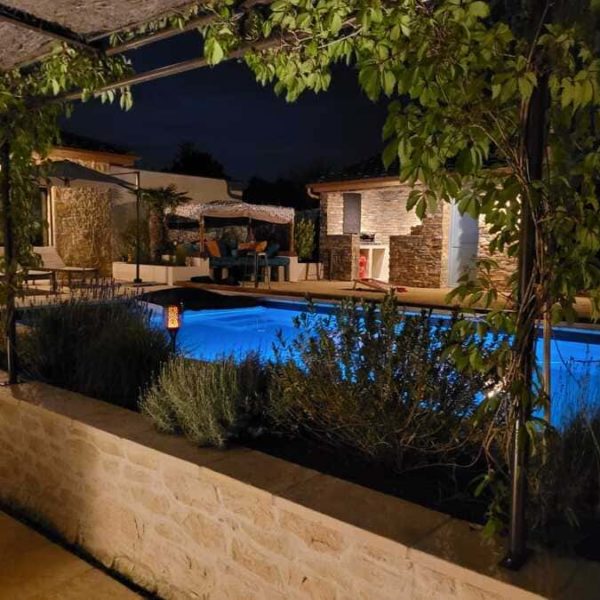 piscine et terrasse de nuit du gite le mas de la corniche à joyeuse en ardèche